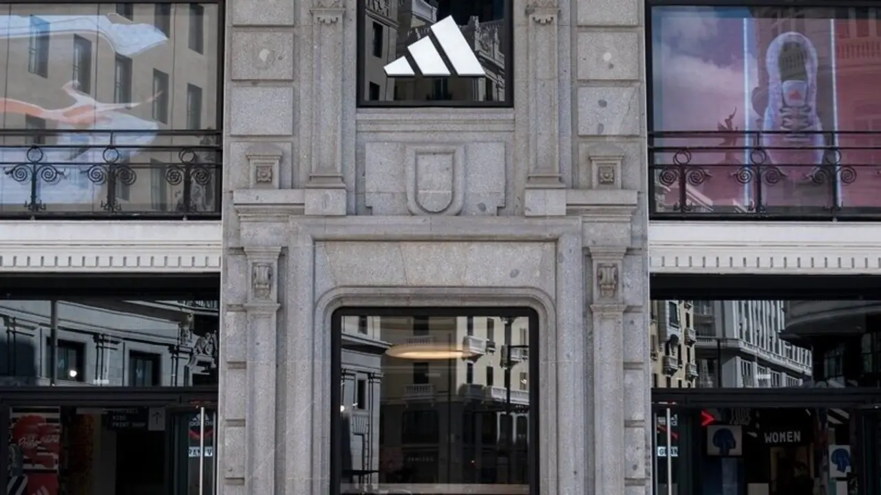 Varias personas delante de una tienda de Adidas. (Foto:  A. Pérez Meca / Europa Press)