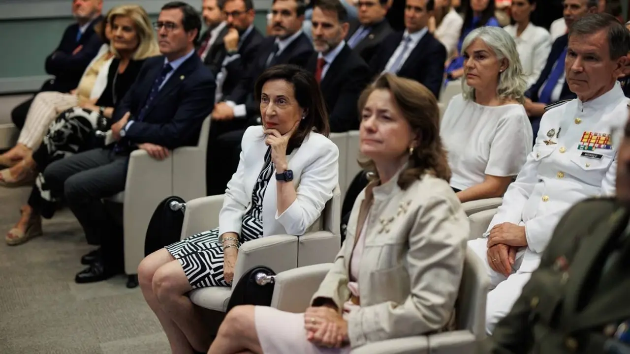 La ministra de Defensa, Margarita Robles, y la subsecretaria, Adoración Mateos (Firma: Alejandro Martínez Vélez / Europa Press).