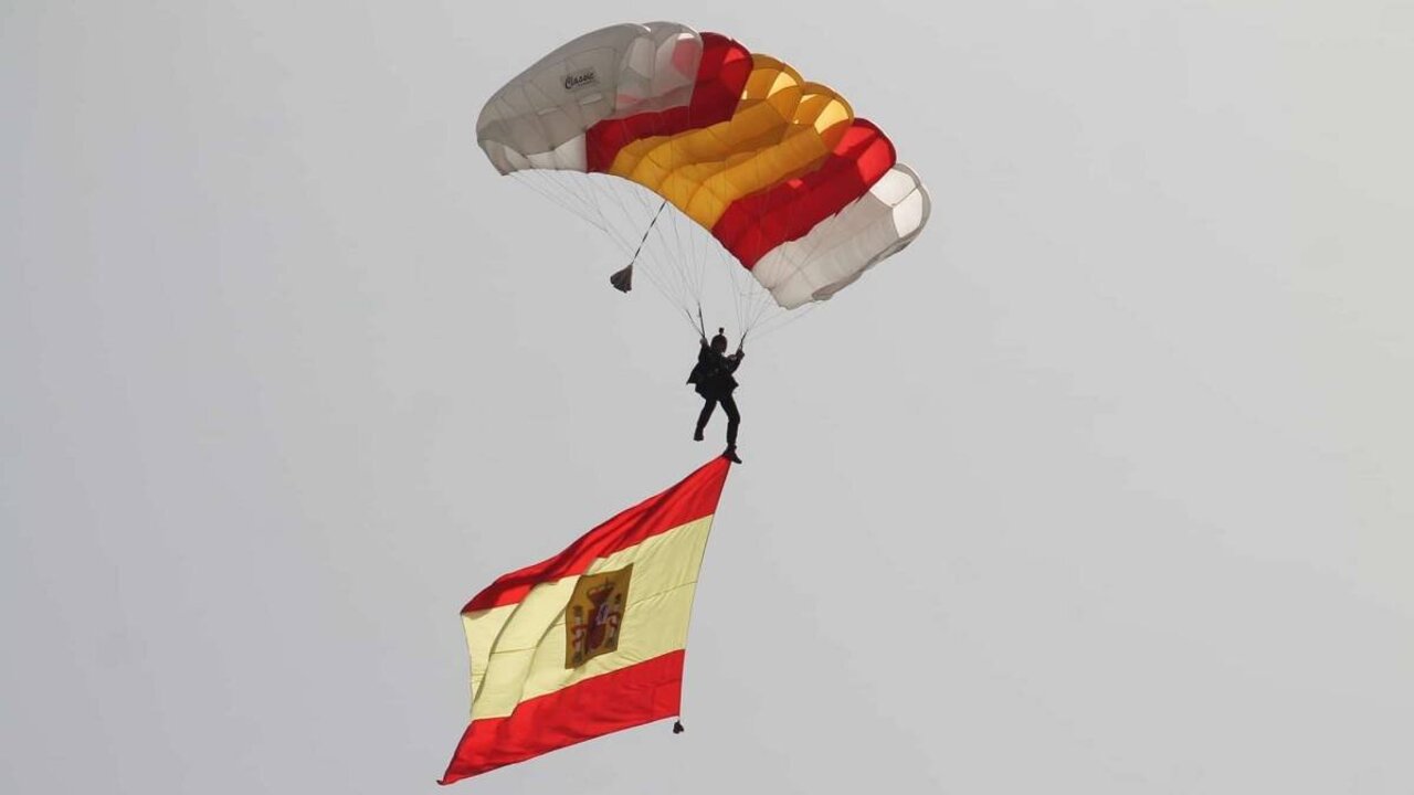 Salto de la Brigada Paracaidista (Bripac) con la bandera de Espa&ntilde;a en Melilla (Firma: @COMGEMEL_ET).