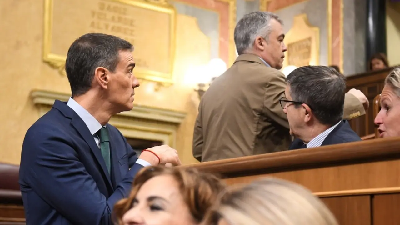 Pedro Sánchez y Santos Cerdán, en el Congreso de los Diputados.