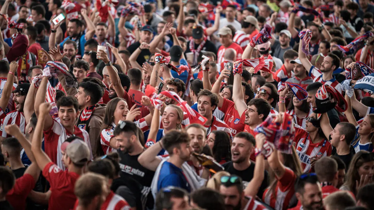Cientos de aficionados en los alrededores del estadio Metropolitano. (Foto: Diego Radamés / Europa Press)