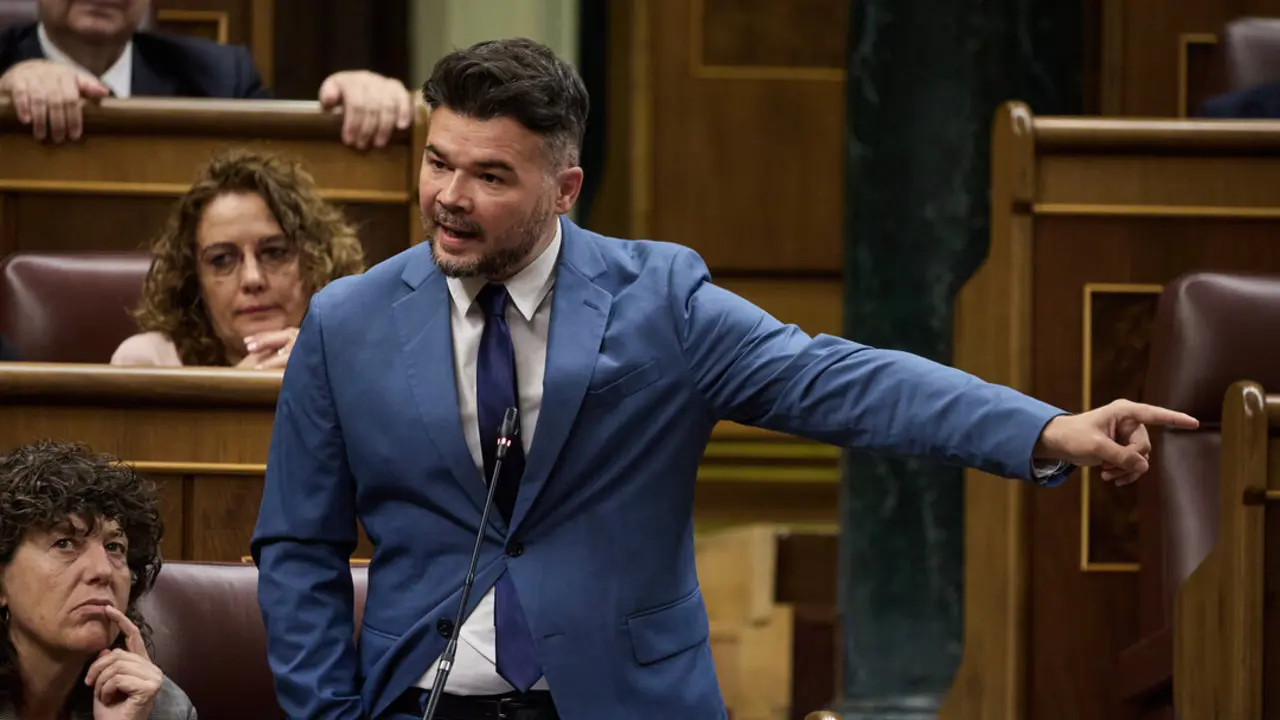 El portavoz de ERC en el Congreso, Gabriel Rufián, interviene durante una sesión de control al Gobierno, en el Congreso de los Diputados, a 18 de junio de 2025, en Madrid. (Jesús Hellín / Europa Press)