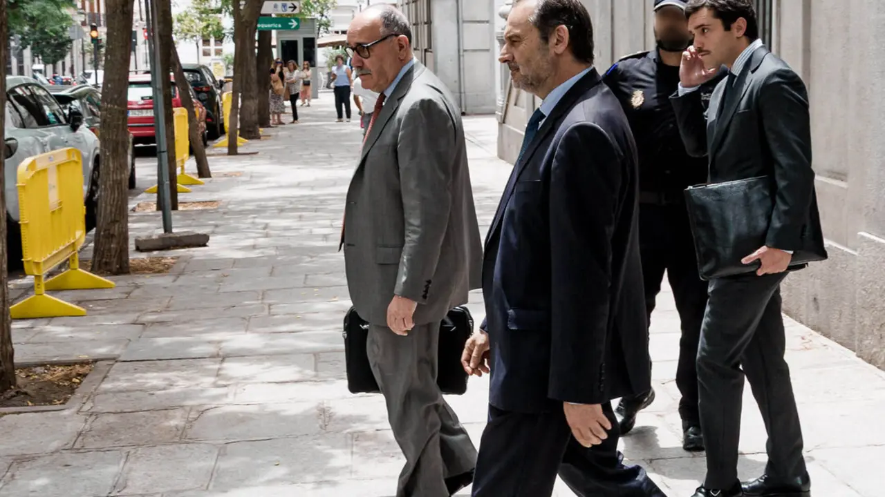 El exministro de Transportes José Luis Ábalos (c) sale de declarar en el Tribunal Supremo, a 23 de junio de 2025, en Madrid. (Carlos Luján / Europa Press)