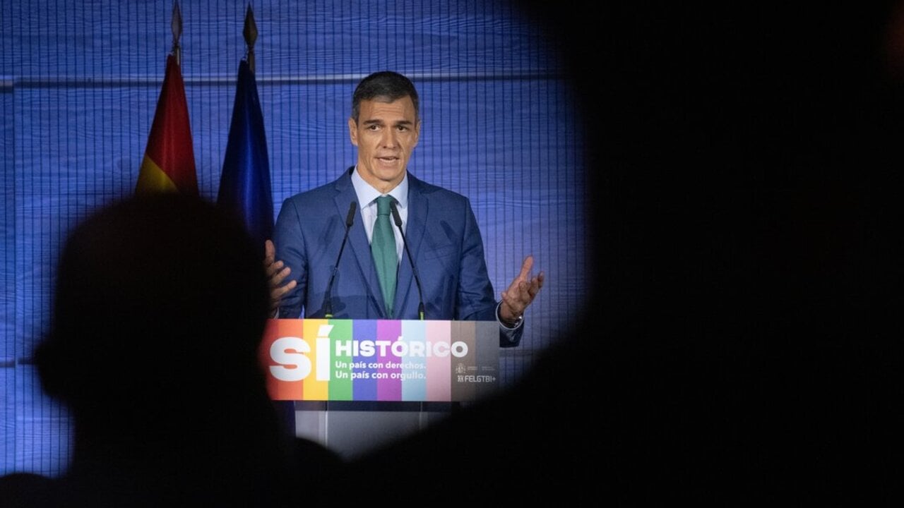 El presidente del Gobierno, Pedro S&aacute;nchez, interviene durante un acto conmemorativo del 20&ordm; aniversario de la ley que legaliz&oacute; en Espa&ntilde;a el matrimonio entre personas del mismo sexo, en el Museo del Traje, a 23 de junio de 2025, en Madrid. (Fernando S&aacute;nchez / Europa Press)