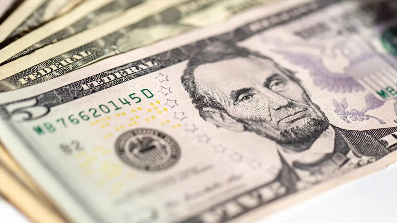 Sucursal bancaria con cartel de “cuentas bloqueadas por depósitos en dólares”