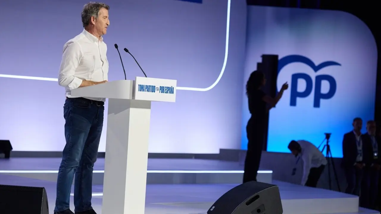 El líder del Partido Popular, Alberto Núñez Feijóo, durante su discurso en la segunda jornada del XXI Congreso Nacional del PP (Firma:  Jesús Hellín / Europa Press)