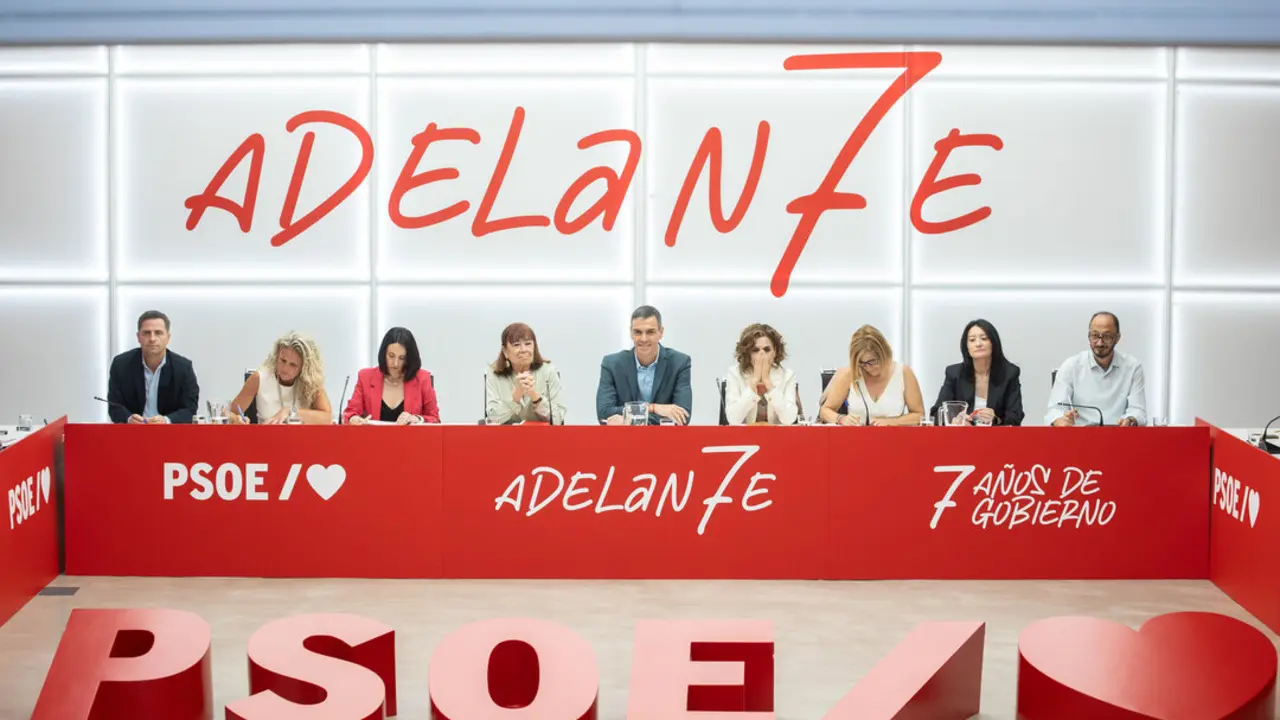 El presidente del Gobierno, Pedro Sánchez (c), durante la reunión de la Comisión Ejecutiva Federal en la sede de Ferraz, a 7 de julio de 2025, en Madrid. (Alejandro Martínez Vélez / Europa Press)