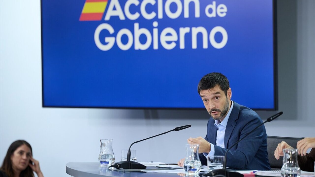 El ministro de Derechos Sociales, Consumo y Agenda 2030, Pablo Bustinduy, durante la rueda de prensa del Consejo de Ministros (Firma: Jes&uacute;s Hell&iacute;n / Europa Press)