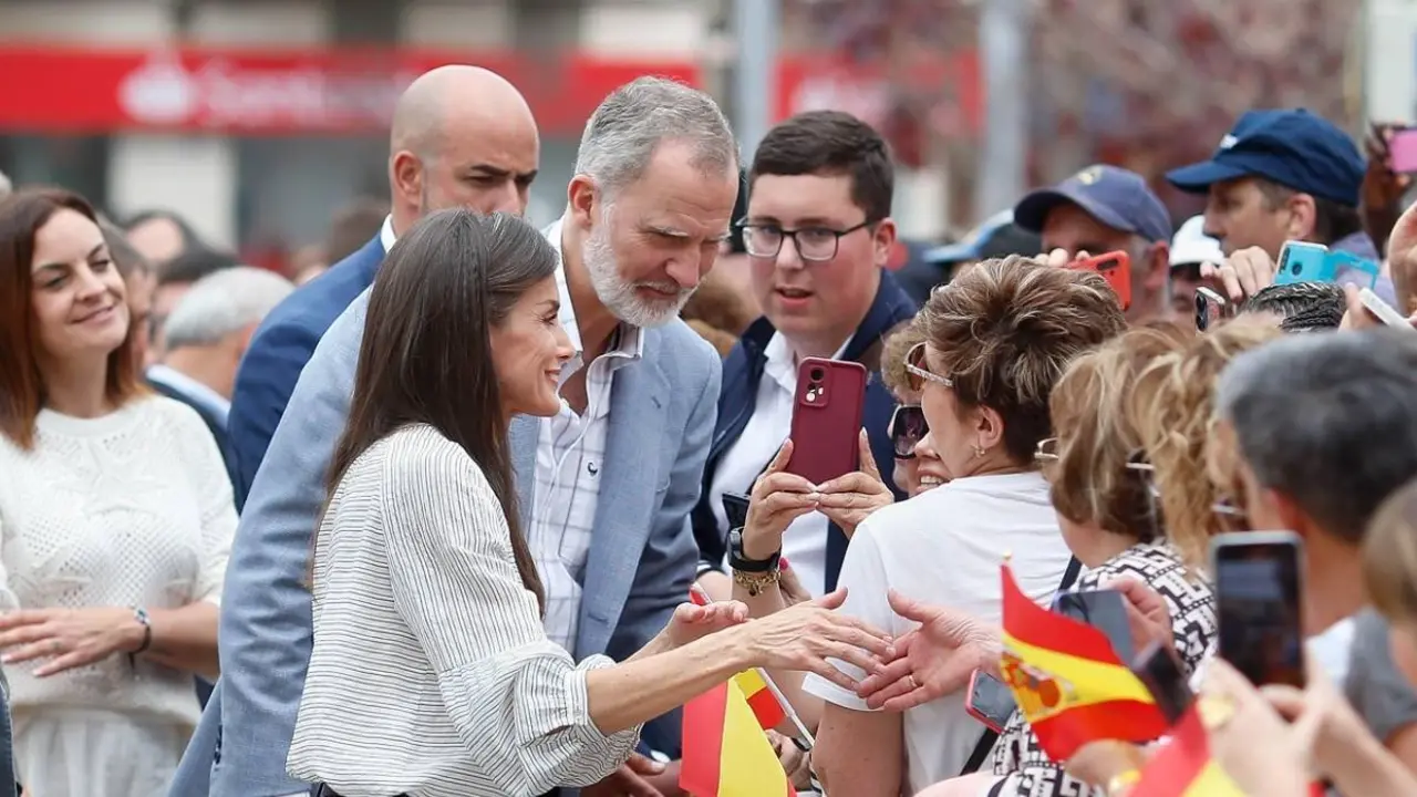 Los reyes Felipe VI y Letizia saludan a los vecinos durante una visita al concello de Burela, Lugo (Firma: Carlos Castro / Europa Press).
