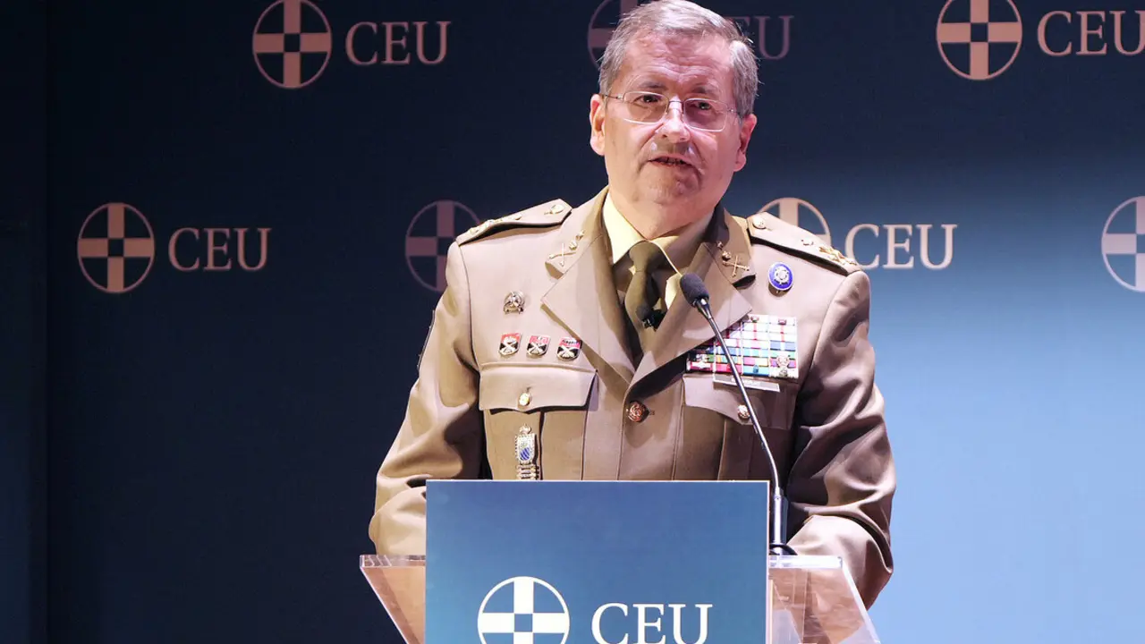 El jefe de Estado Mayor del Ejército, Amador Enseñat y Berea, interviene en el acto de clausura de la primera edición de los Cursos de Verano CEU-María Cristina