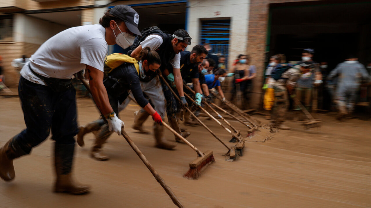 Varios voluntarios limpian calles en Masanasa, a 8 de noviembre de 2024. (Foto: Rober Solsona / Europa Press)