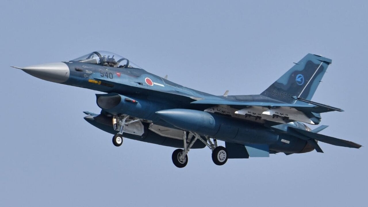 Formaci&oacute;n de escolta F‑2, F‑16K y B‑52H. Wikipedia