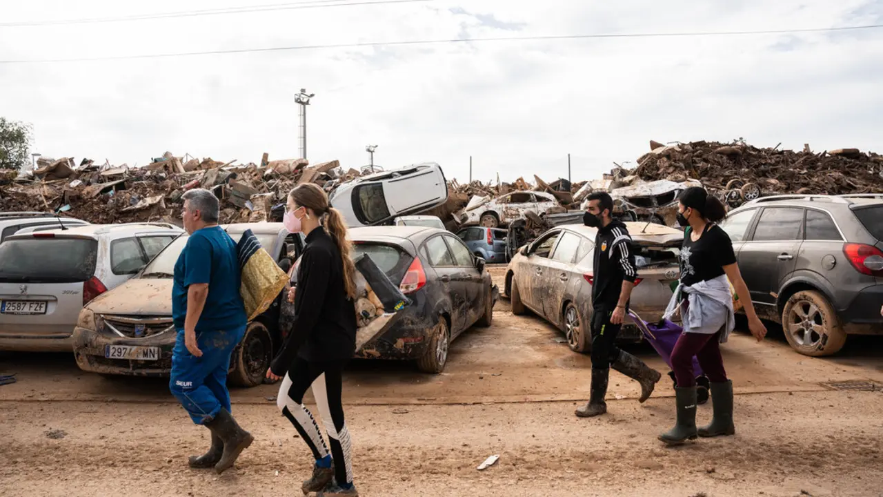 Varias personas en el campo de fútbol de Alfafar tras el paso de la DANA, 8 de noviembre de 2024. (Foto: Matias Chiofalo / Europa Press)