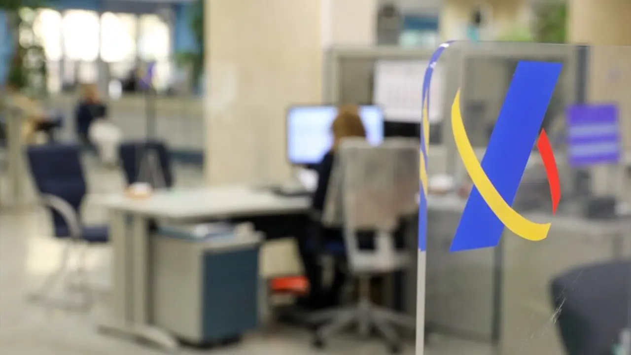 Una empleada trabajando en una oficina de la Agencia Tributaria (Firma: Marta Fernández / Europa Press)