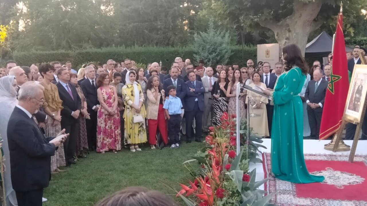 Asistentes a la recepci&oacute;n de la embajadora&nbsp;de&nbsp;Marruecos.