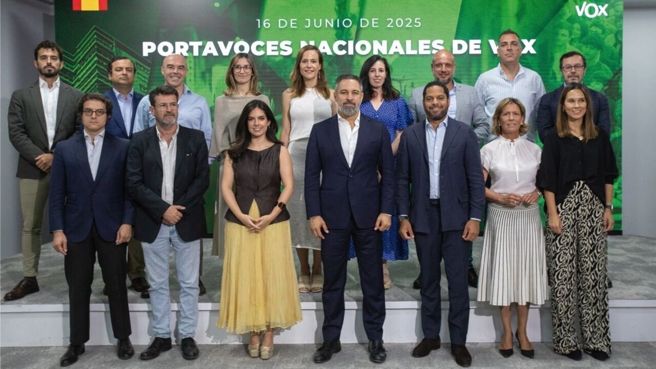 Santiago Abascal, rodeado de los portavoces nacionales de Vox. (Foto: Europa Press)