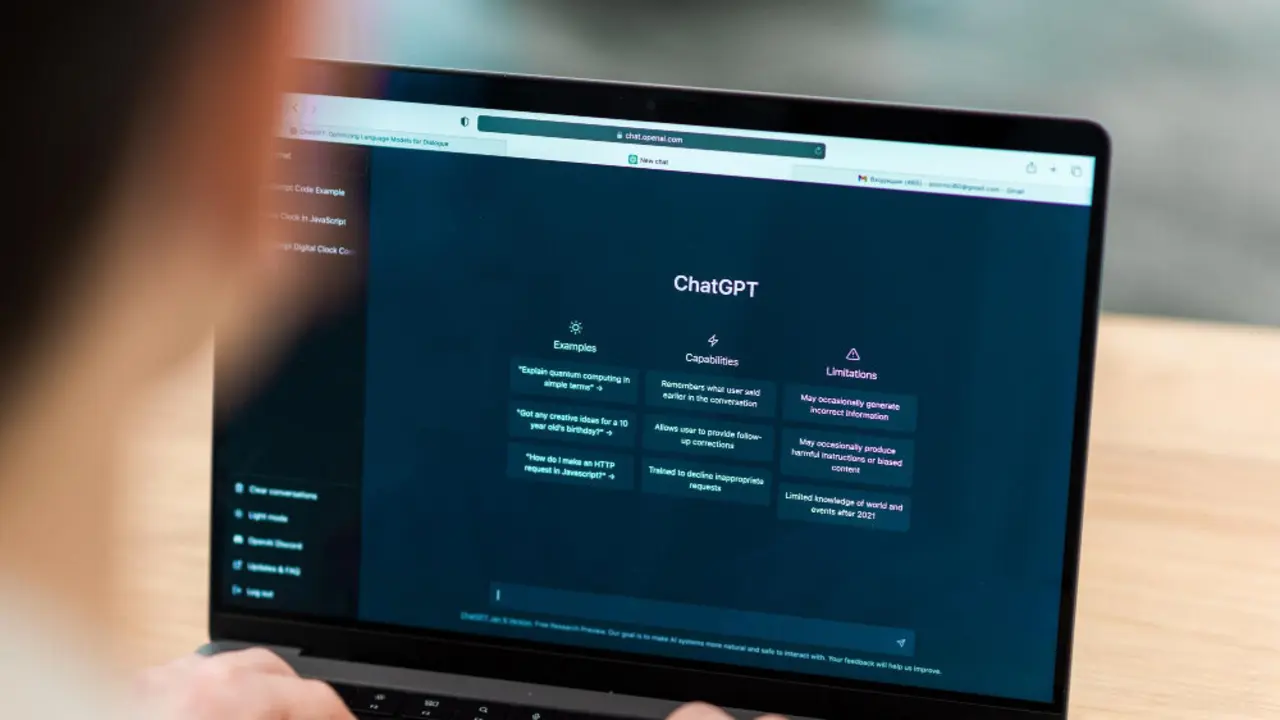Una conversación con ChatGPT abierta en un ordenador portátil