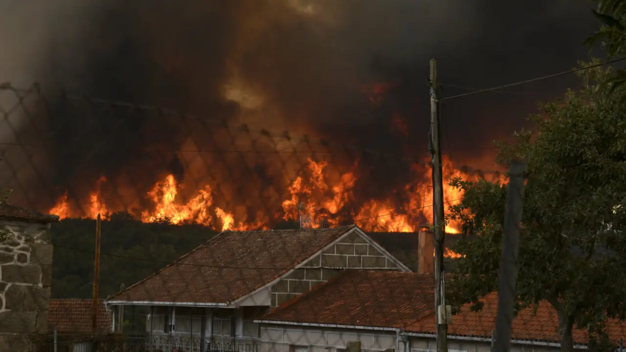 Incendio forestal se acerca a Vilela, a 15 de agosto de 2025, en Vilela, Cualedro, Monterrei, Ourense, Galicia. (Foto: Rosa Veiga / Europa Press)