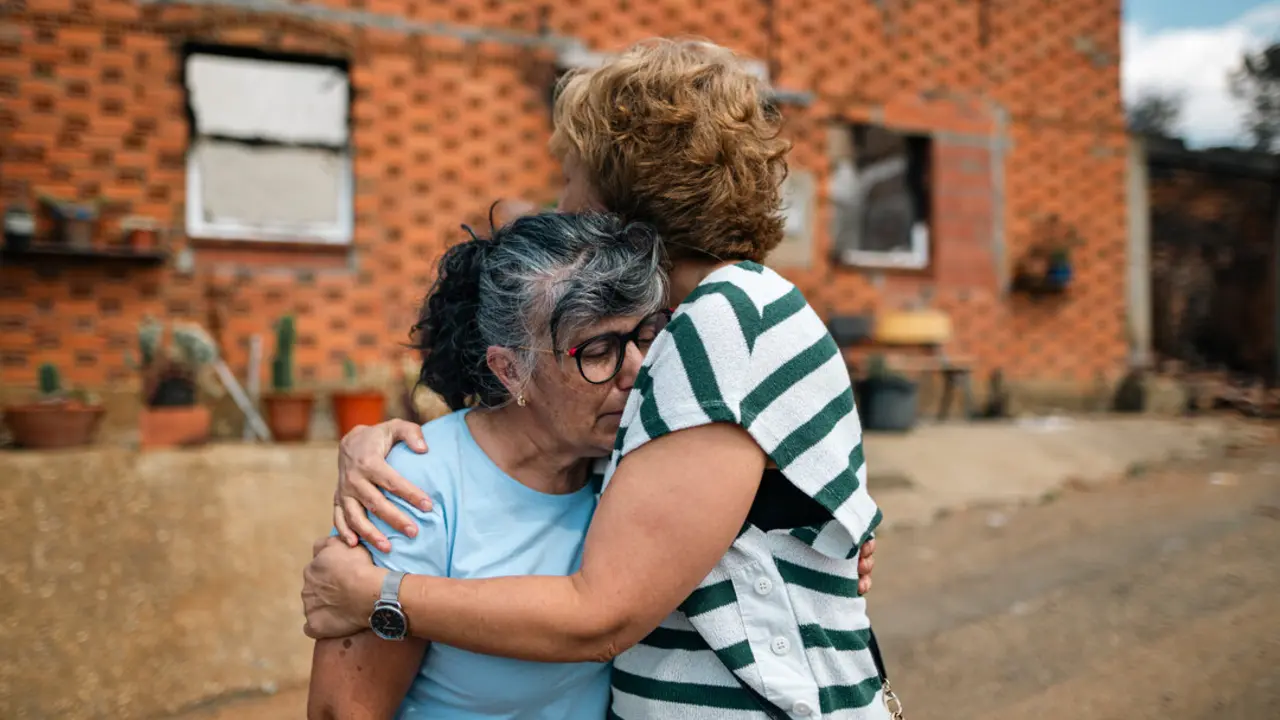 Vecinos de Castrocalbón junto a una vivienda que ha sido destruida por los incendios, a 20 de agosto de 2025, en Castrocalbón, León, Castilla y León. (Foto: Lorena Sopêna / Europa Press)