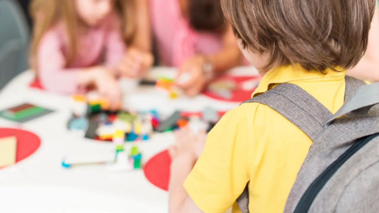 Un niño de espaldas realizando actividades en un aula