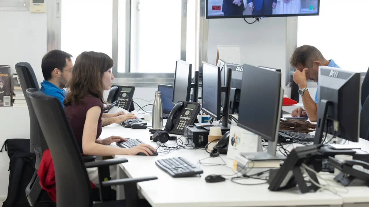 Varias personas en una oficina, a 28 de julio de 2025, en Madrid. (Foto: Eduardo Parra / Europa Press)