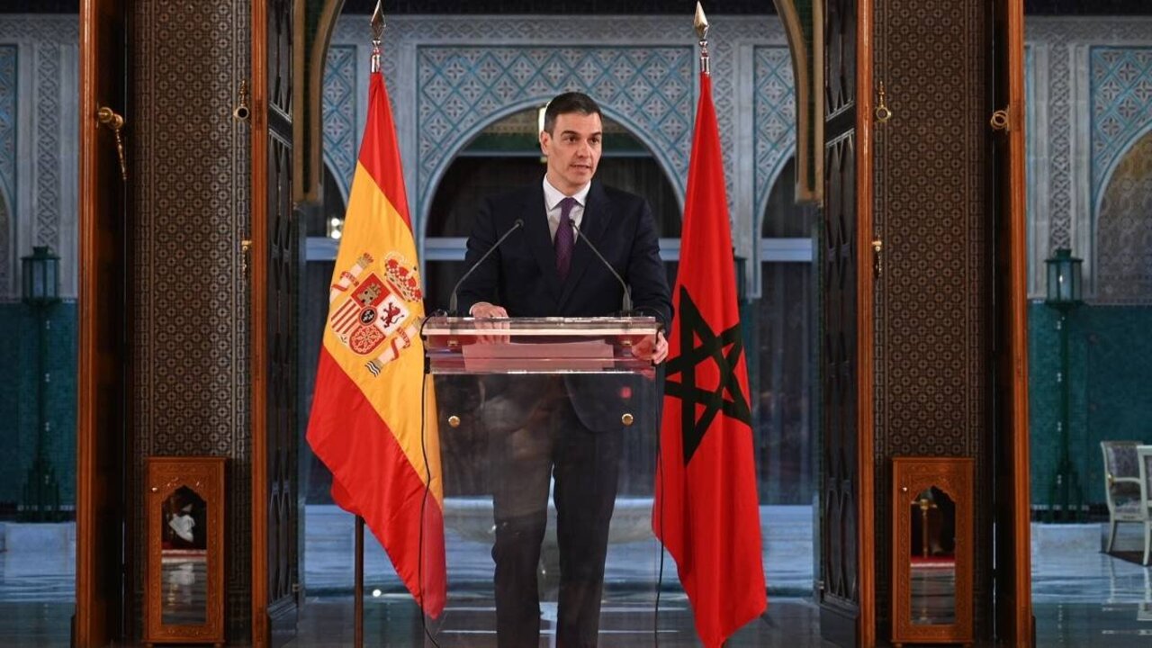 El presidente del Gobierno espa&ntilde;ol, Pedro S&aacute;nchez, ofrece una rueda de prensa tras ser recibido por el Rey de Marruecos, Mohamed VI (Firma: Moncloa).