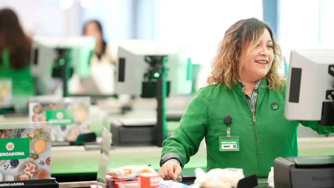 Cajera de supermercado Mercadona. (Foto: @JC_BARBERA)