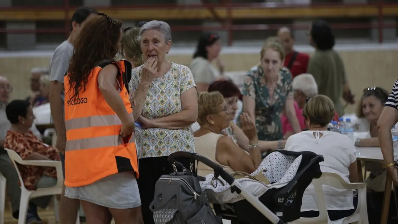Vecinos de las localidades desalojadas por los incendios en Castilla y León(Firma: Fernando Otero / Europa Press)