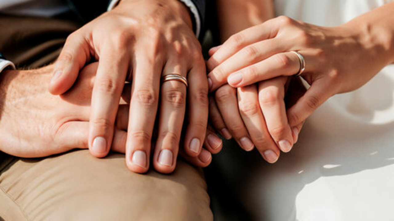 una-pareja-de-manos-con-anillos-de-bodas