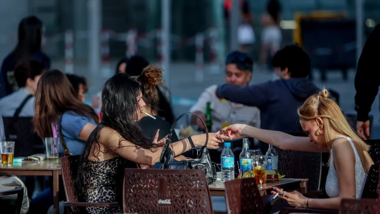 Varias personas en la terraza de un bar, a 7 de abril de 2024, en Madrid. (Foto: Ricardo Rubio / Europa Press)