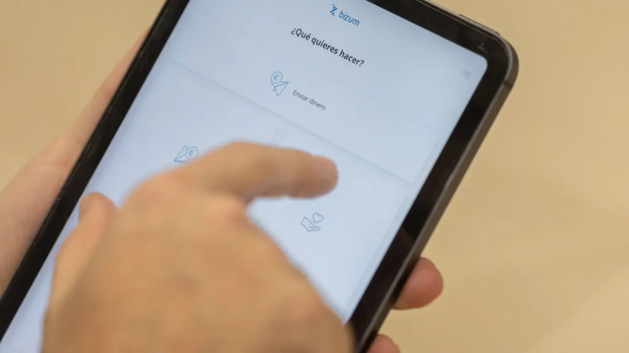 Una persona manda un bizum, a 4 de febrero de 2025, en Madrid. (Eduardo Parra / Europa Press)