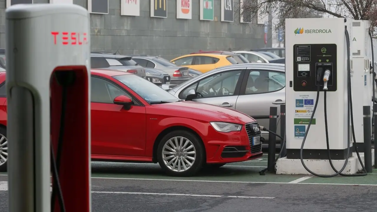 Un vehículo en un punto de carga en una electrolinera. (Foto: Carlos Castro / Europa Press)