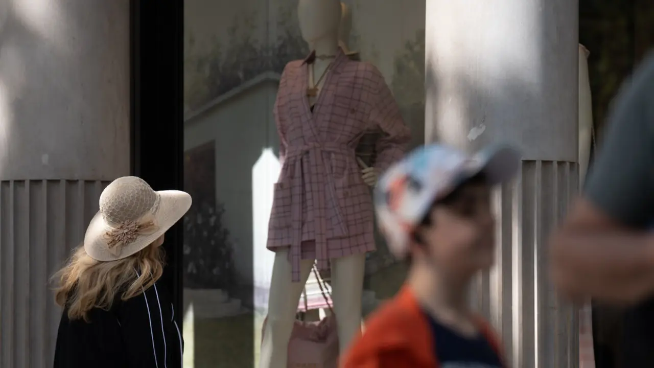 EuropaPress_5884066_mujer_observa_escaparate_paseo_gracia_12_abril_2024_barcelona_catalunya