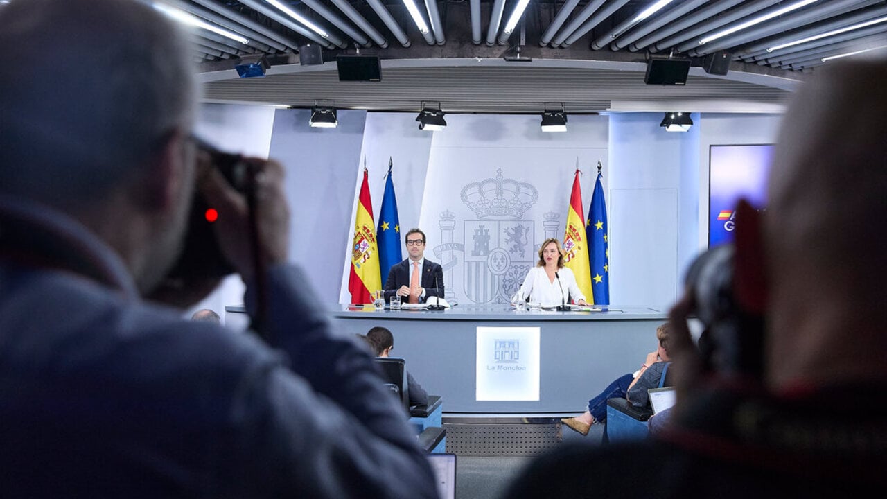 El miistro de Econom&iacute;a, Comercio y Empresa, Carlos Cuerpo y la ministra de Educaci&oacute;n, Formaci&oacute;n Profesional y Deportes y portavoz del Gobienrno, Pilar Alegr&iacute;a, durante una rueda de prensa tras el Consejo de Ministros, en el Palacio de la Moncloa, a 23 de septiembre de 2025, en Madrid. (Jes&uacute;s Hell&iacute;n / Europa Press)