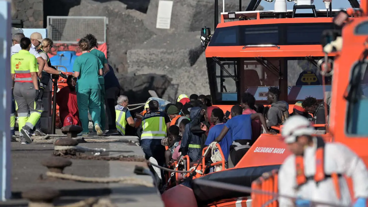 Efectivos de emergencias atienden a personas en el Muelle de la Restinga, El Hierro, Canarias. (Europa Press Canarias)