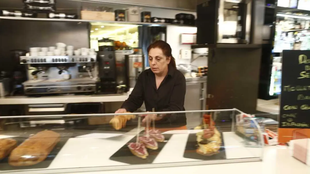 Camarera trabajando en un bar. (Foto: Europa Press)