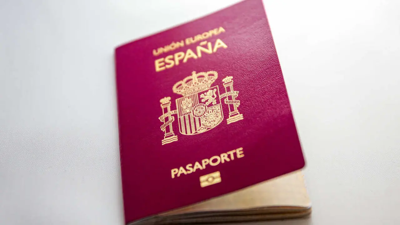 Un pasaporte español sobre una mesa. (Foto: Ricardo Rubio / Europa Press)