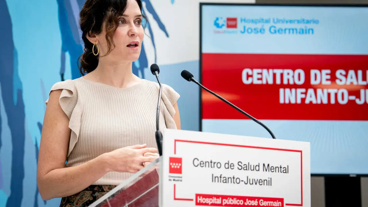 La presidenta de la Comunidad de Madrid, Isabel Díaz Ayuso, visita el nuevo Centro de Salud Mental Infanto-Juvenil del Hospital público Universitario José Germain, a 6 de octubre de 2025, en Madrid. (A. Pérez Meca / Europa Press)