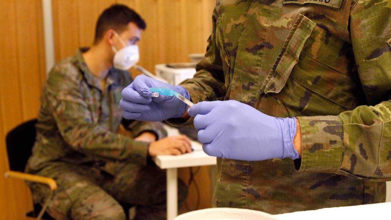 Un militar prepara una vacuna contra el coronavirus (Firma: Isaac Buj / Europa Press).