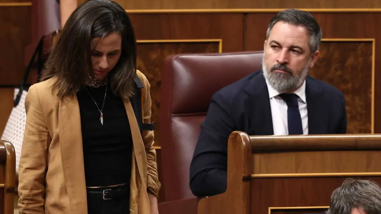El presidente de VOX, Santiago Abascal, mira a la secretaria general de Podemos, Ione Belarra, durante una sesión de Control al Gobierno, en el Congreso de los Diputados, a 7 de octubre de 2025. (Foto:  Eduardo Parra / Europa Press)