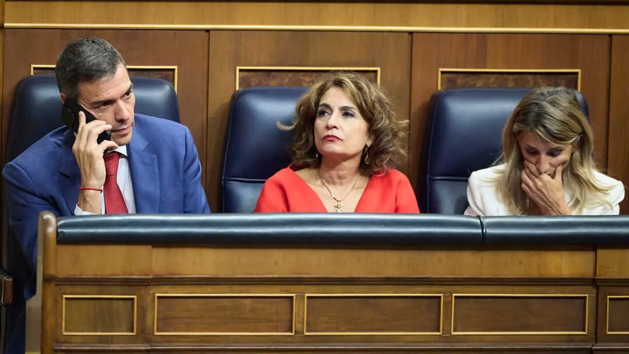 (I-D) El presidente del Gobierno, Pedro Sánchez; la vicepresidenta primera y ministra de Hacienda, María Jesús Montero; y la vicepresidenta segunda y ministra de Trabajo y Economía Social, Yolanda Díaz; durante una sesión plenaria, en el Congreso de los Diputados, a 7 de octubre de 2025, en Madrid. (Jesús Hellín / Europa Press)