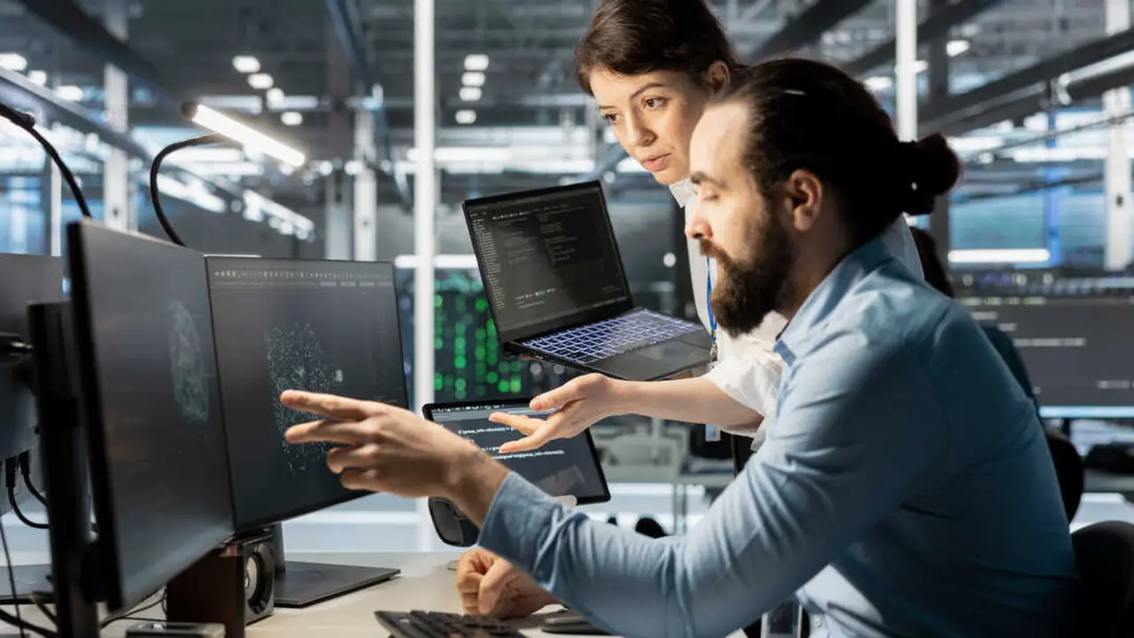 La falta de ingenieros de software y electrónica impide que la venta de coches eléctricos despegue. (Foto: Freepik)