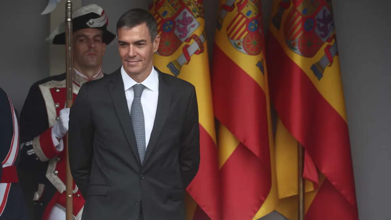 El presidente del Gobierno, Pedro Sánchez, durante el acto solemne de homenaje a la bandera nacional y desfile militar por el 12 de octubre, Día de la Hispanidad, en la Plaza de Cánovas del Castillo, a 12 de octubre de 2025, en Madrid. (Eduardo Parra / Europa Press)