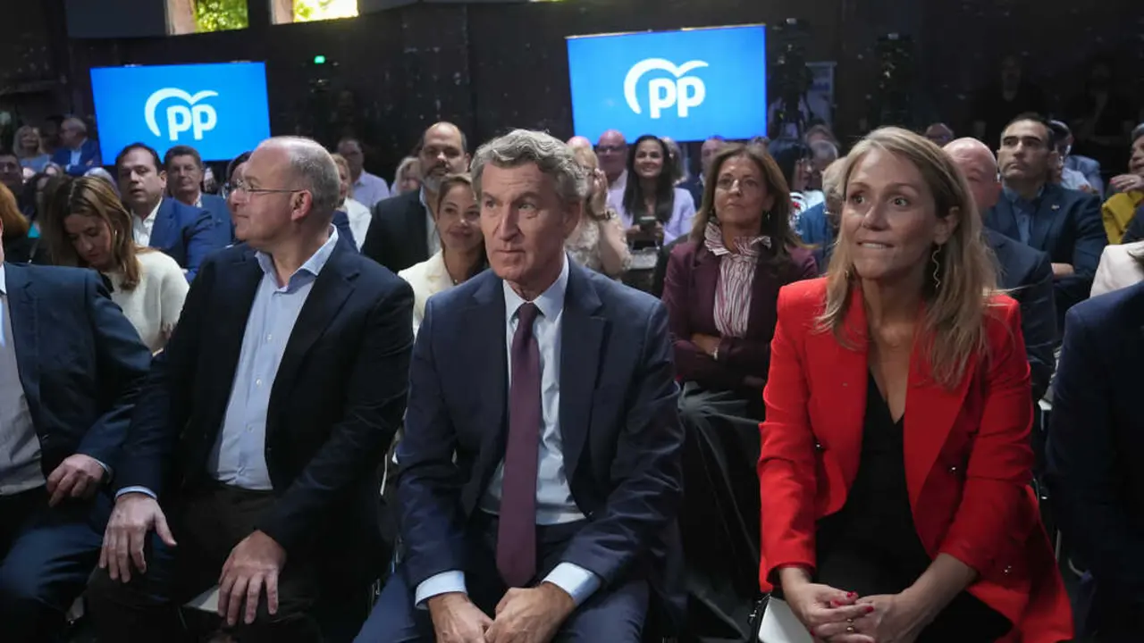 (I-D) El presidente del PP de Cataluña, Alejandro Fernández; el presidente del PP, Alberto Núñez Feijóo, y la vicesecretaria de Coordinación Sectorial del PP, Alma Ezcurra, durante una acto, en Palo Alto, a 14 de octubre de 2025, en Barcelona, Catalunya. (David Zorrakino / Europa Press)