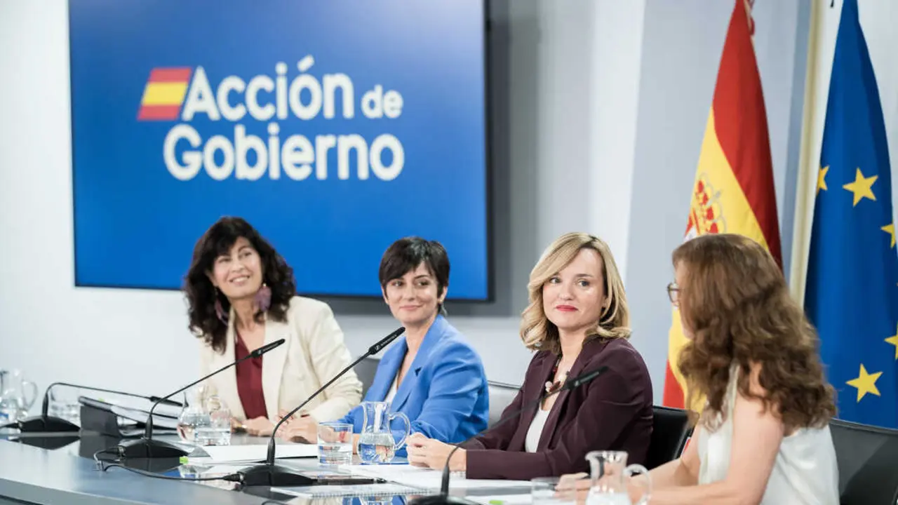 (I-D) La ministra de Igualdad, Ana Redondo; la ministra de Vivienda y Agenda Urbana, Isabel Rodríguez; la ministra de Educación Formación Profesional y Deportes y portavoz del Gobierno, Pilar Alegría, y la ministra de Sanidad, Mónica García, durante una rueda de prensa posterior a la reunión del Consejo de Ministros, en el Palacio de la Moncloa, a 14 de octubre de 2025, en Madrid. (Diego Radamés / Europa Press)