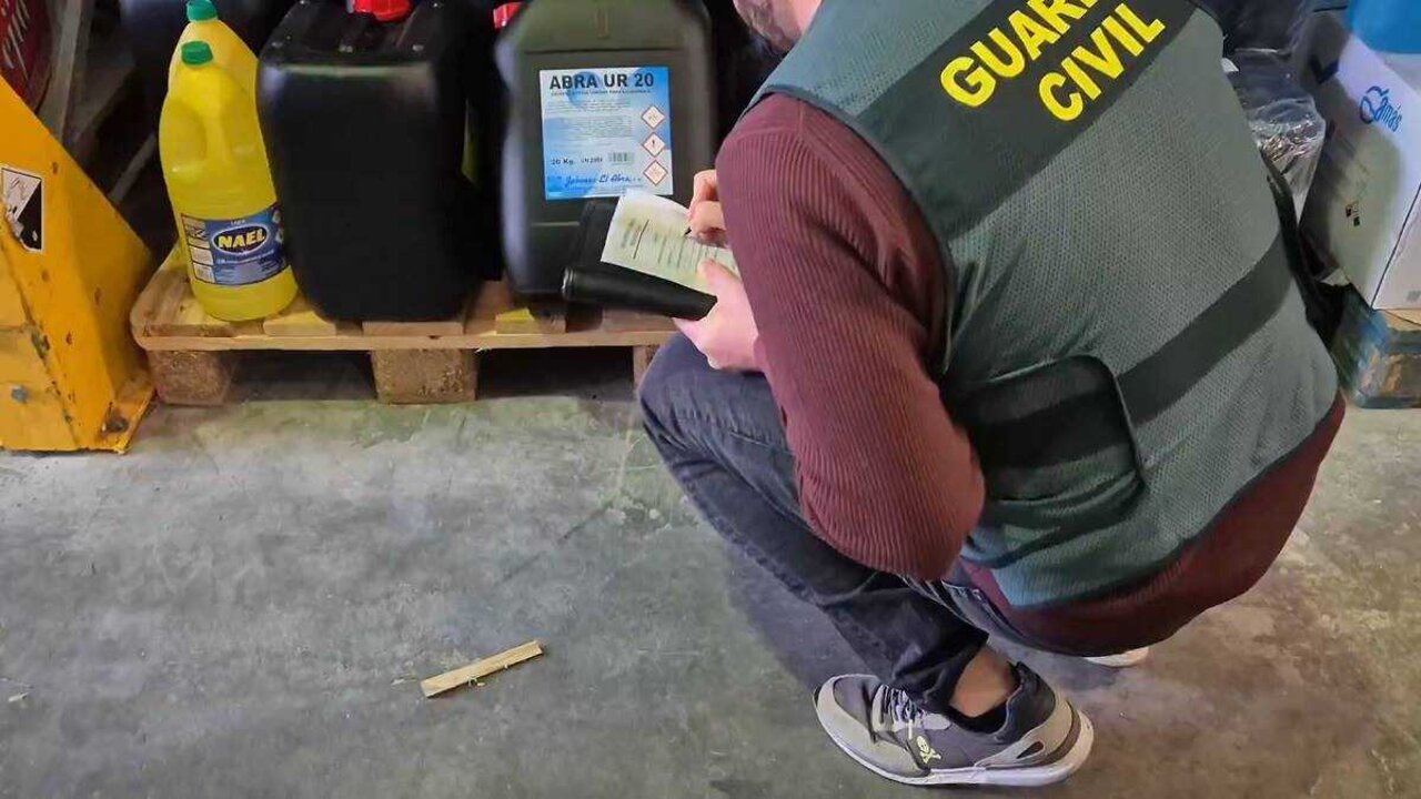 Un agente de la Guardia Civil en una inspecci&oacute;n sobre precursores de explosivos (@Guipuzcoa_Gc).