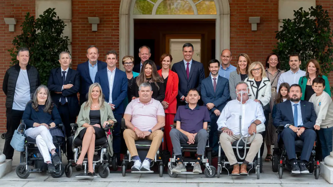 El presidente del Gobierno, Pedro Sánchez (c) mantiene un encuentro con representantes de asociaciones, pacientes, familiares y cuidadores de personas con ELA, en el Complejo de La Moncloa, a 19 de septiembre de 2024. (Foto: Alberto Ortega / Europa Press)
