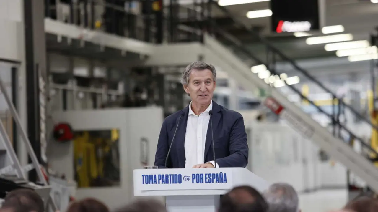 El presidente del PP, Alberto Núñez Feijóo, durante un acto con trabajadores autónomos en Cartonajes Izquierdo-Insoca, Polígono Industrial Las Casas, Soria, a 18 de octubre de 2025, en Soria, Castilla y León. (Concha Ortega Oroz / Europa Press)