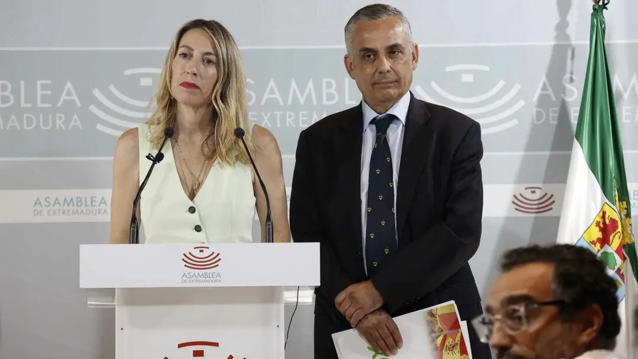 La presidenta del PP de Extremadura, María Guardiola y el portavoz de Vox en la Asamblea de Extremadura, Ángel Pelayo Gordillo. (Foto: Jorge Armestar / Europa Press)