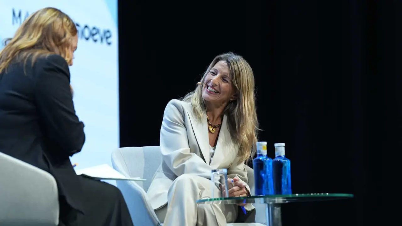 La vicepresidenta segunda y ministra de Trabajo y Economía Social, Yolanda Díaz, y la periodista de EL PAÍS, Ana Pantaleoni, durante la segunda edición del foro 'World in Progress', en el Palau de Congressos de Catalunya, 20 de octubre de 2025, en Barcelona, Catalunya. (David Zorrakino / Europa Press)